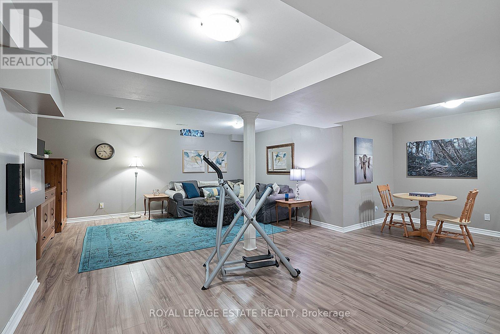 15 MCGREGOR DRIVE - 32