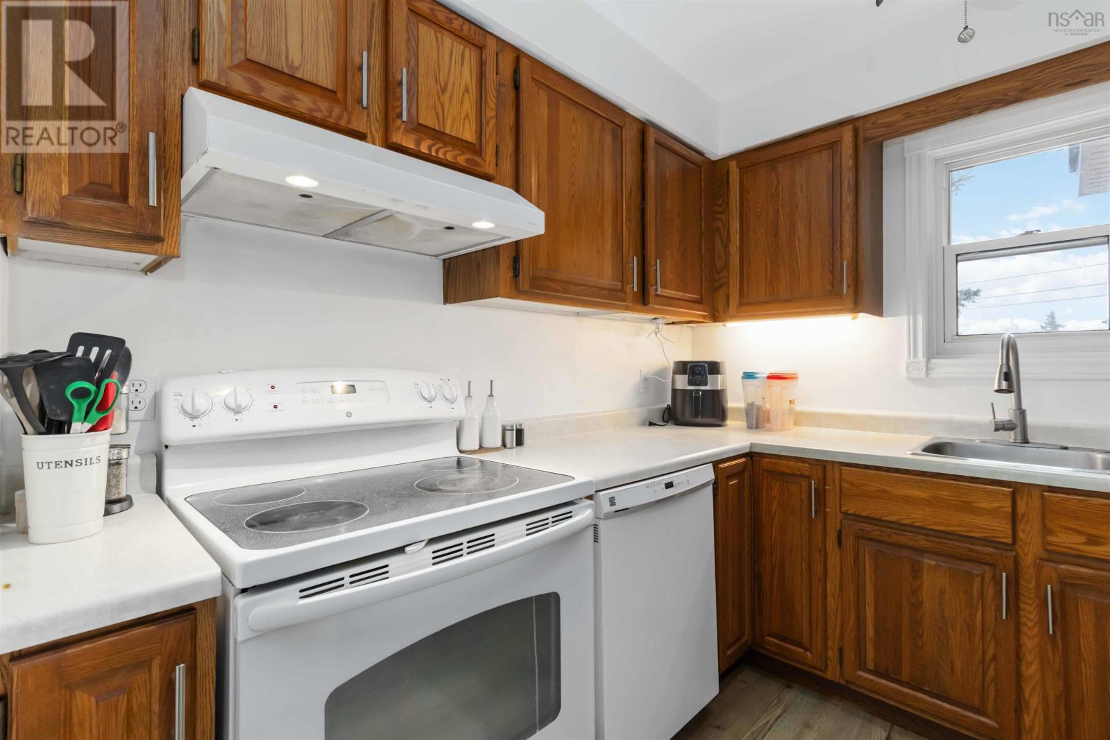#303 30 Attenborough Court - 15