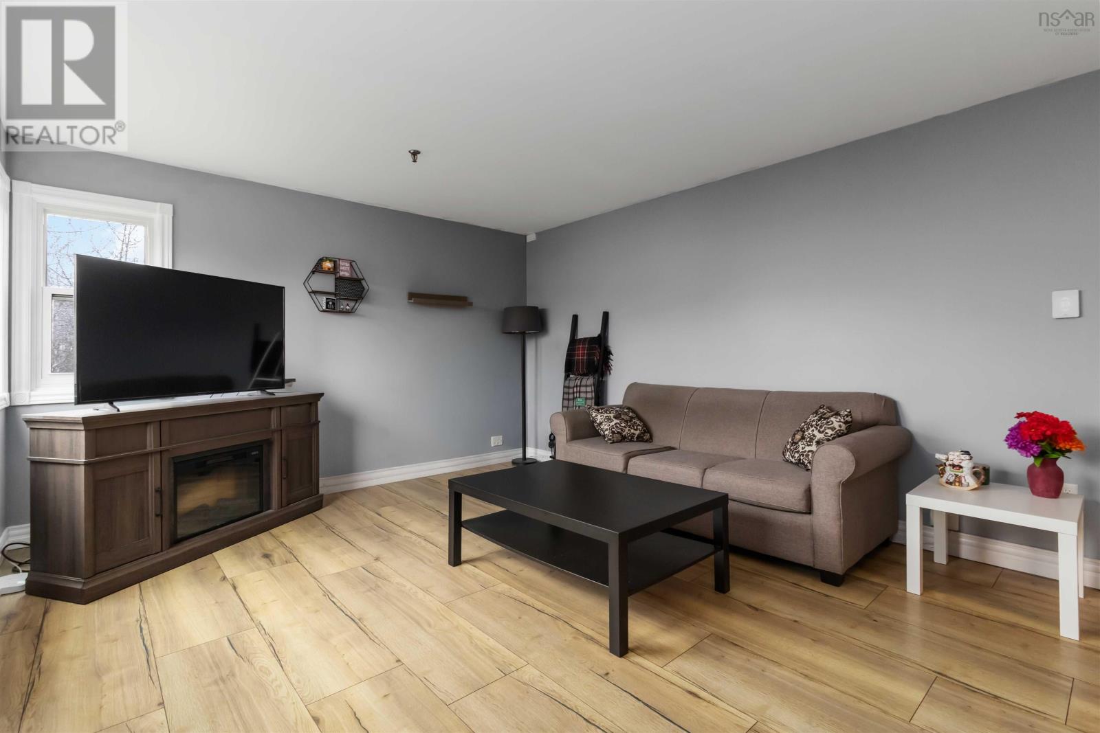 #303 30 Attenborough Court - 11