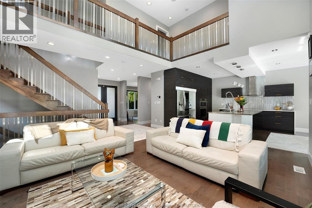 4395 Centre Lake - 4