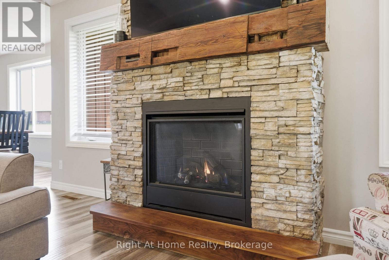 144 HIDDENVALLEY DRIVE - 12