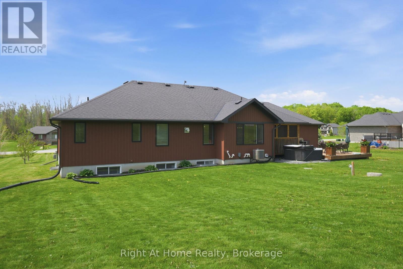 144 HIDDENVALLEY DRIVE - 43