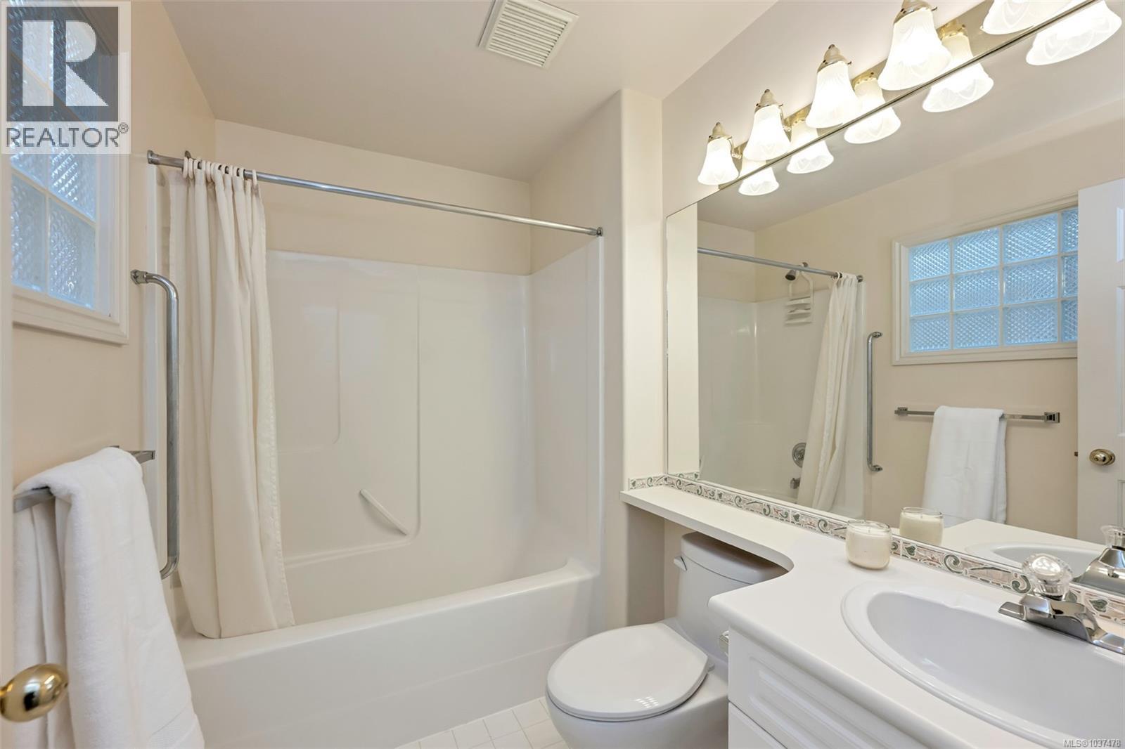 #16 4383 Torquay Dr - 38