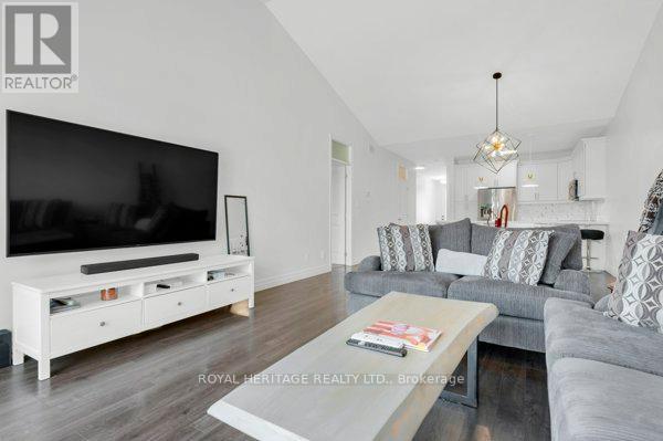4 KINGFISHER DRIVE - 15