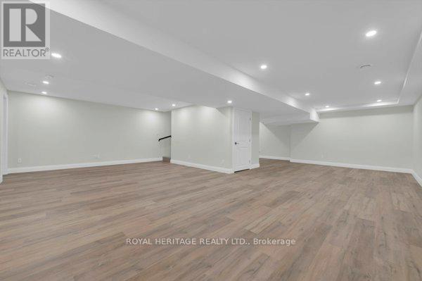 4 KINGFISHER DRIVE - 24