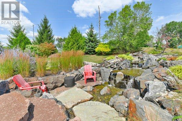 4 KINGFISHER DRIVE - 33
