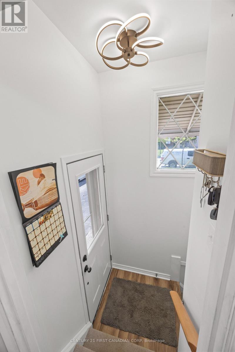 8 KENWOOD CRESCENT - 27
