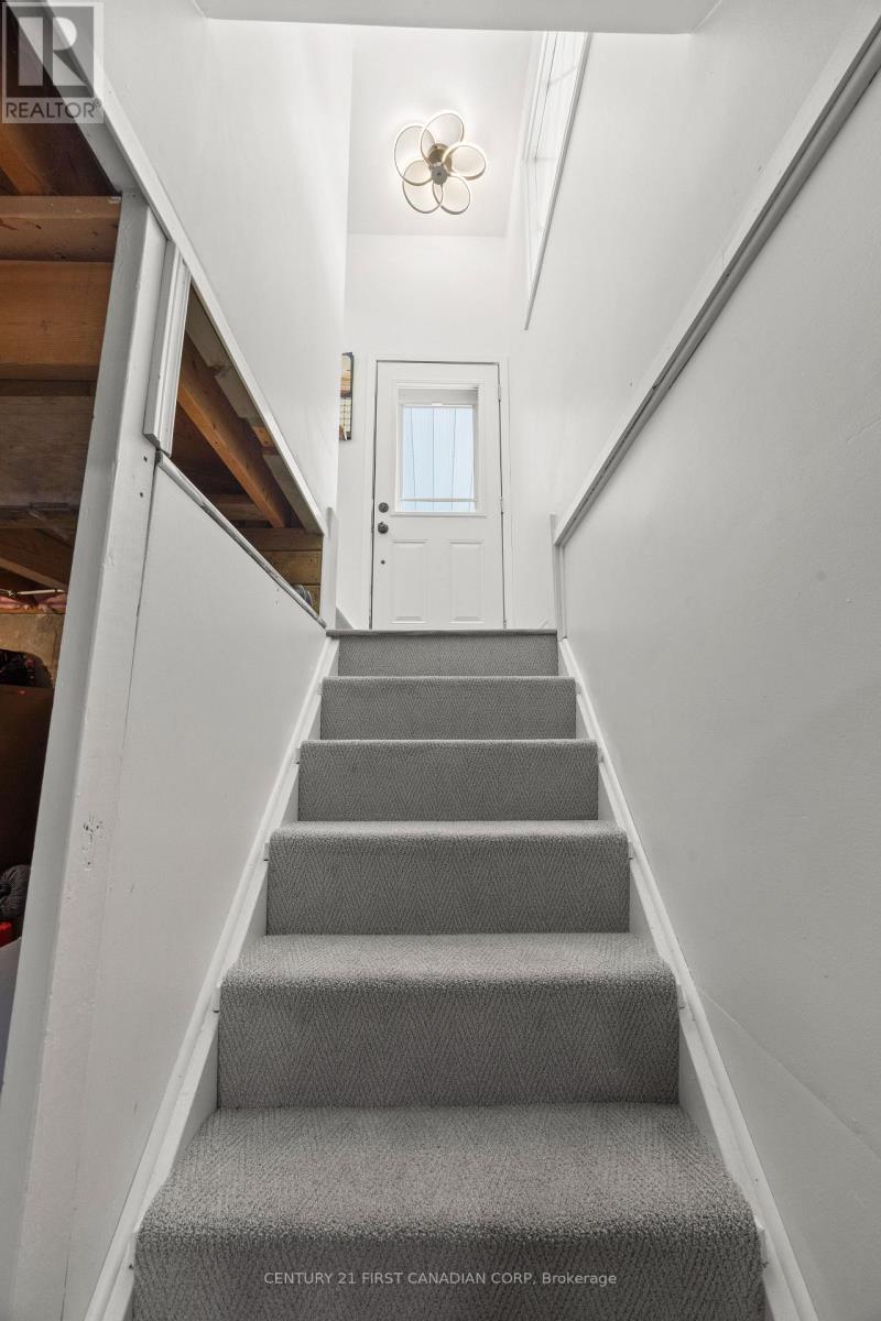 8 KENWOOD CRESCENT - 28