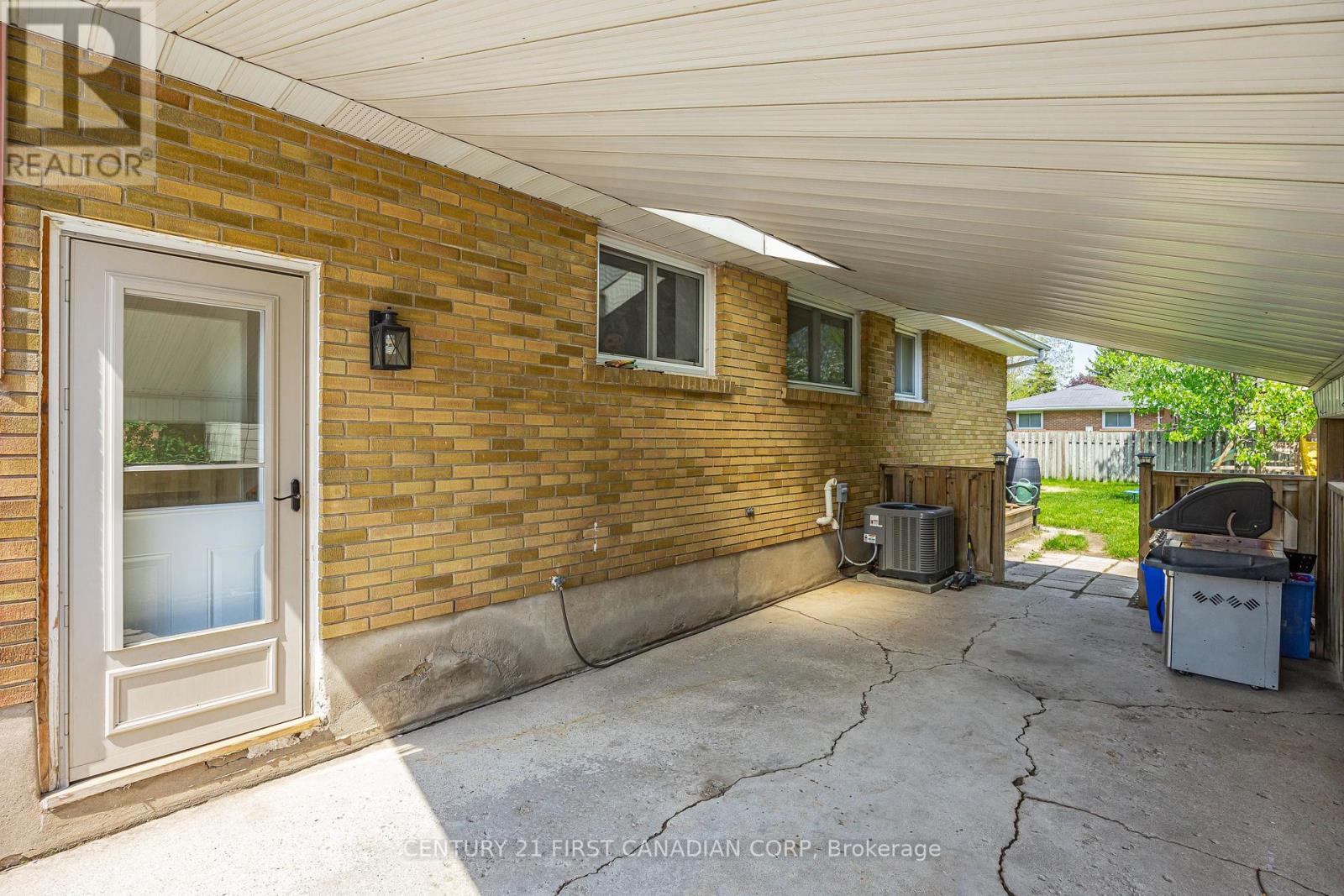 8 KENWOOD CRESCENT - 34