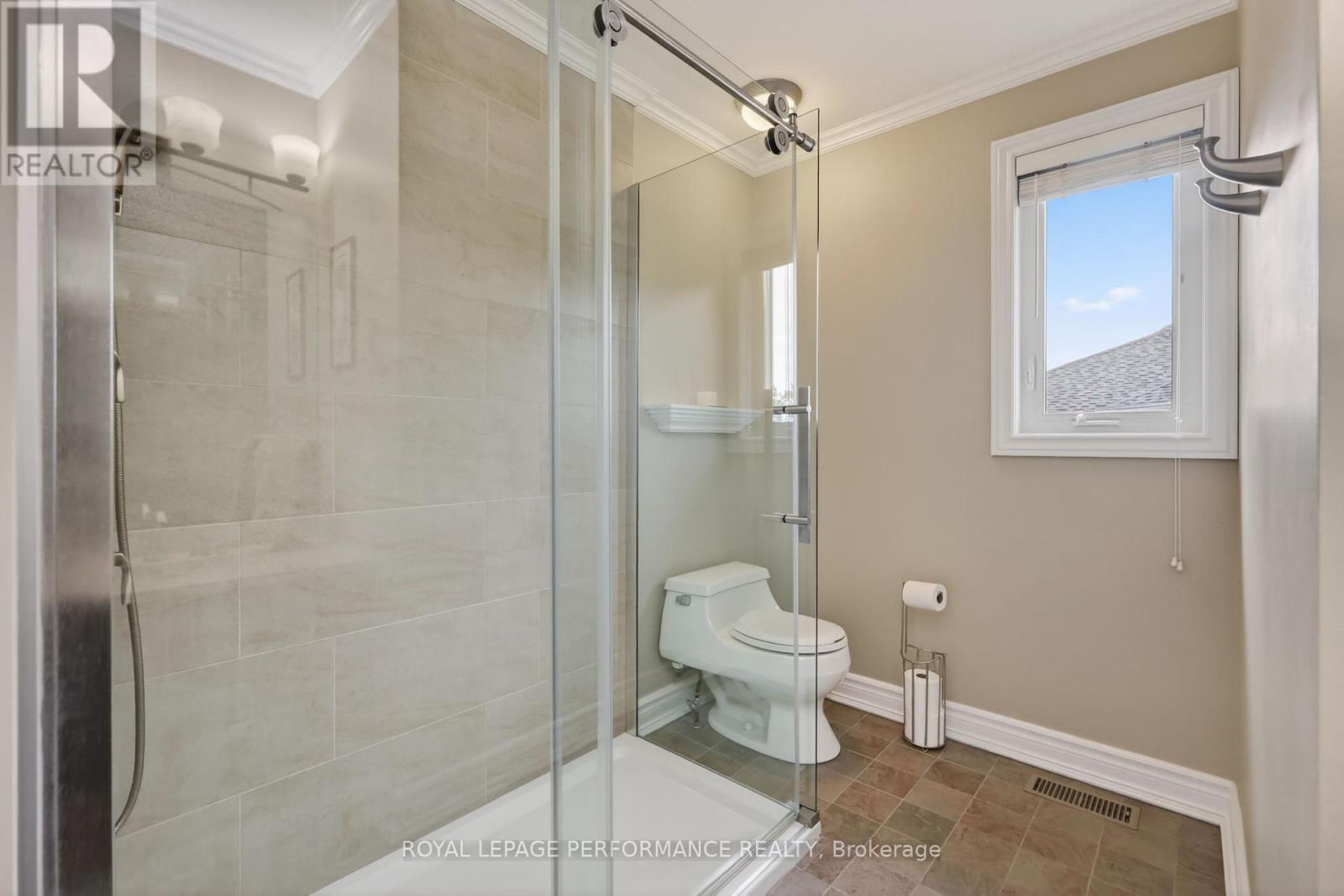 527 PRINCESS LOUISE DRIVE - 32