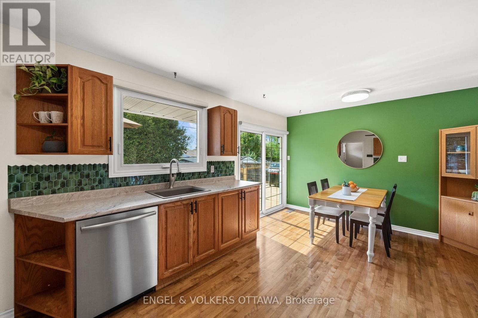 1056 HINDLEY STREET - 15