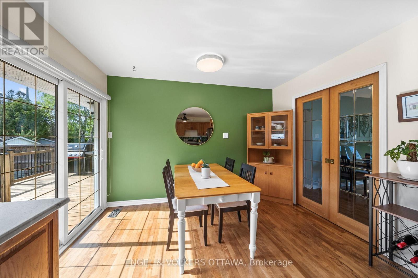 1056 HINDLEY STREET - 17