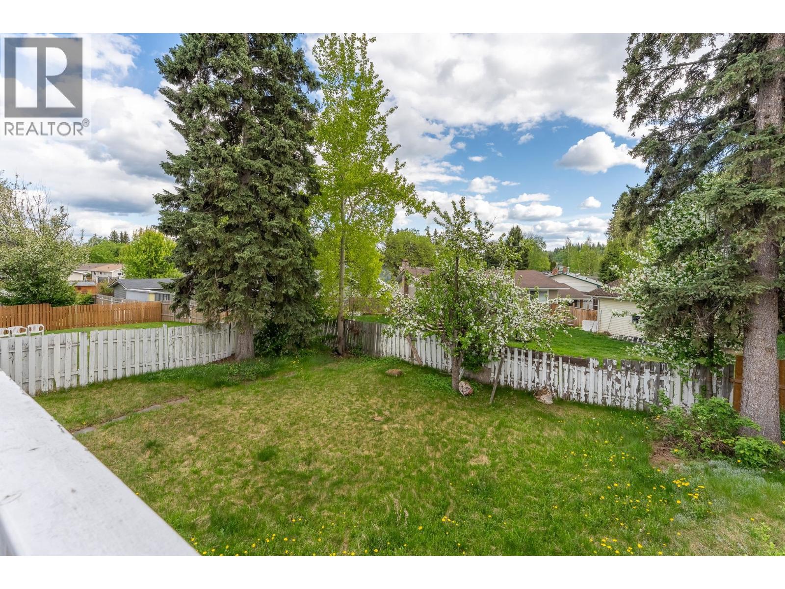 Photo 8 of 33 — 2909 PINEWOOD AVENUE · Prince George, BC