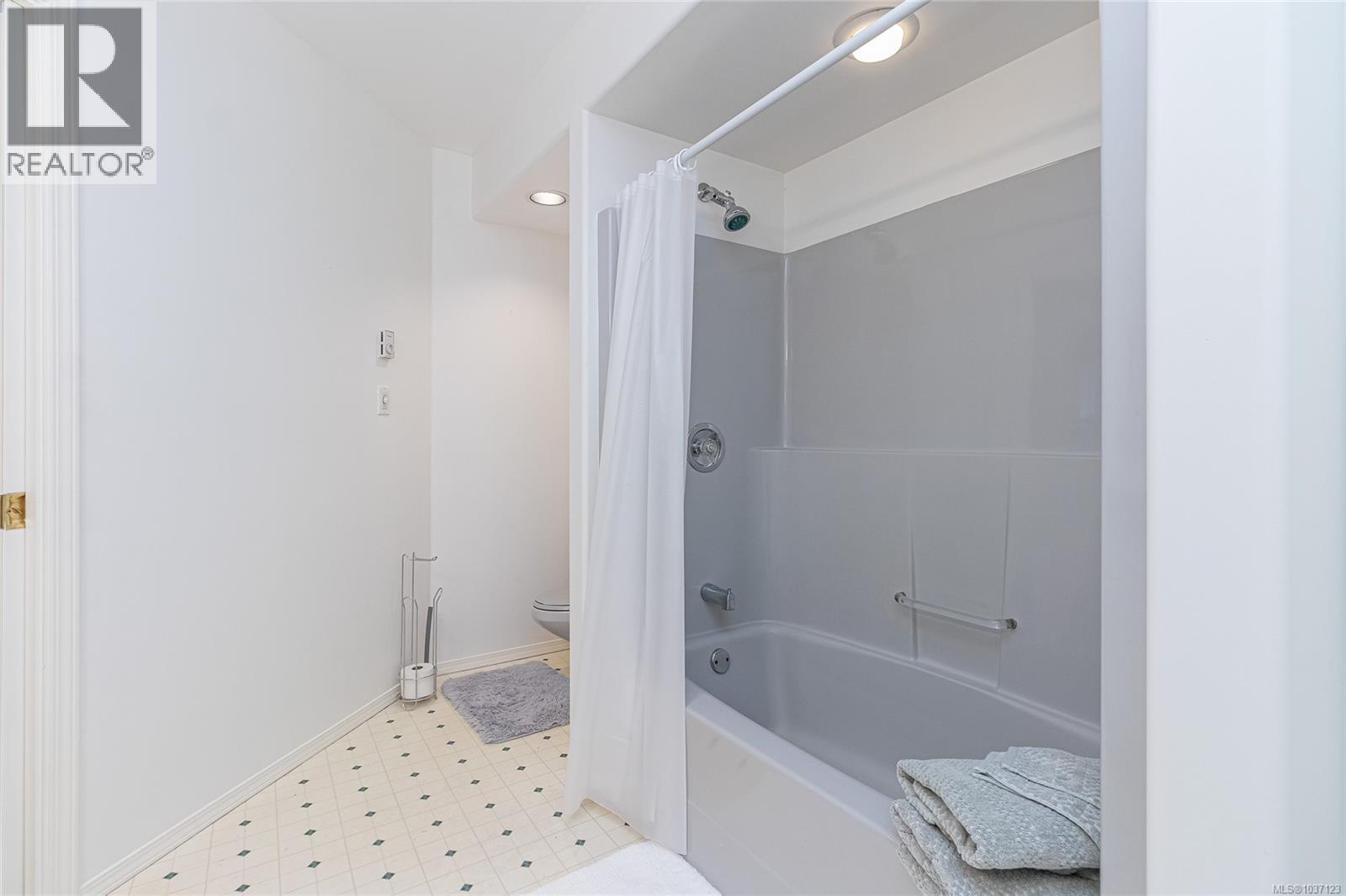 8144 Arthur St - 31