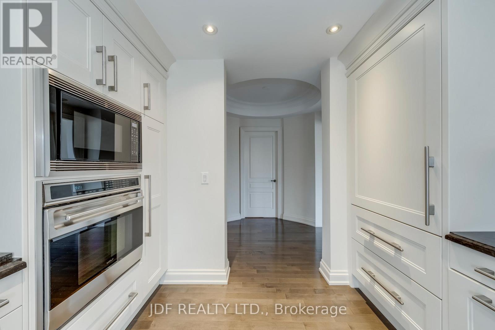 #402 111 FORSYTHE STREET - 33