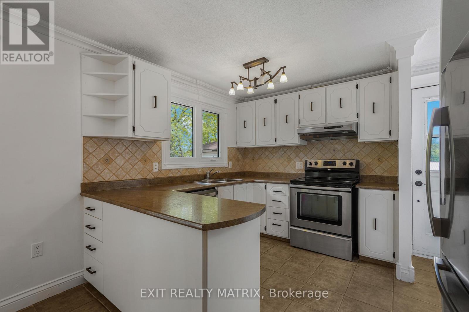 136 MARTEL CRESCENT - 11