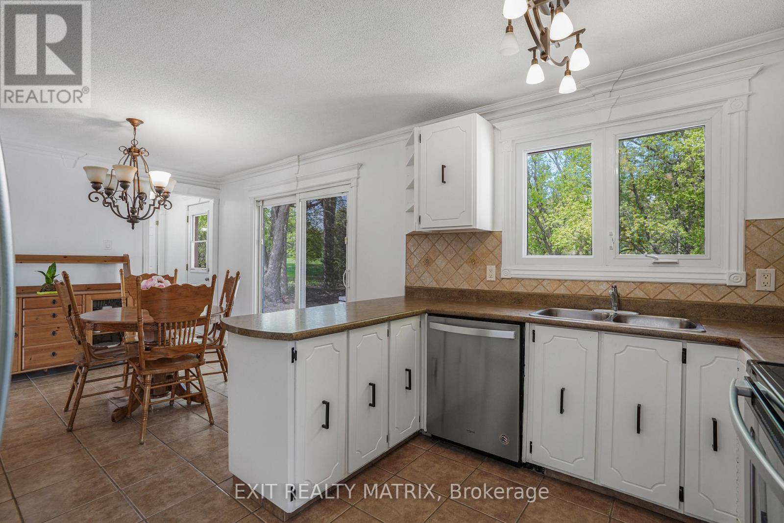 136 MARTEL CRESCENT - 12