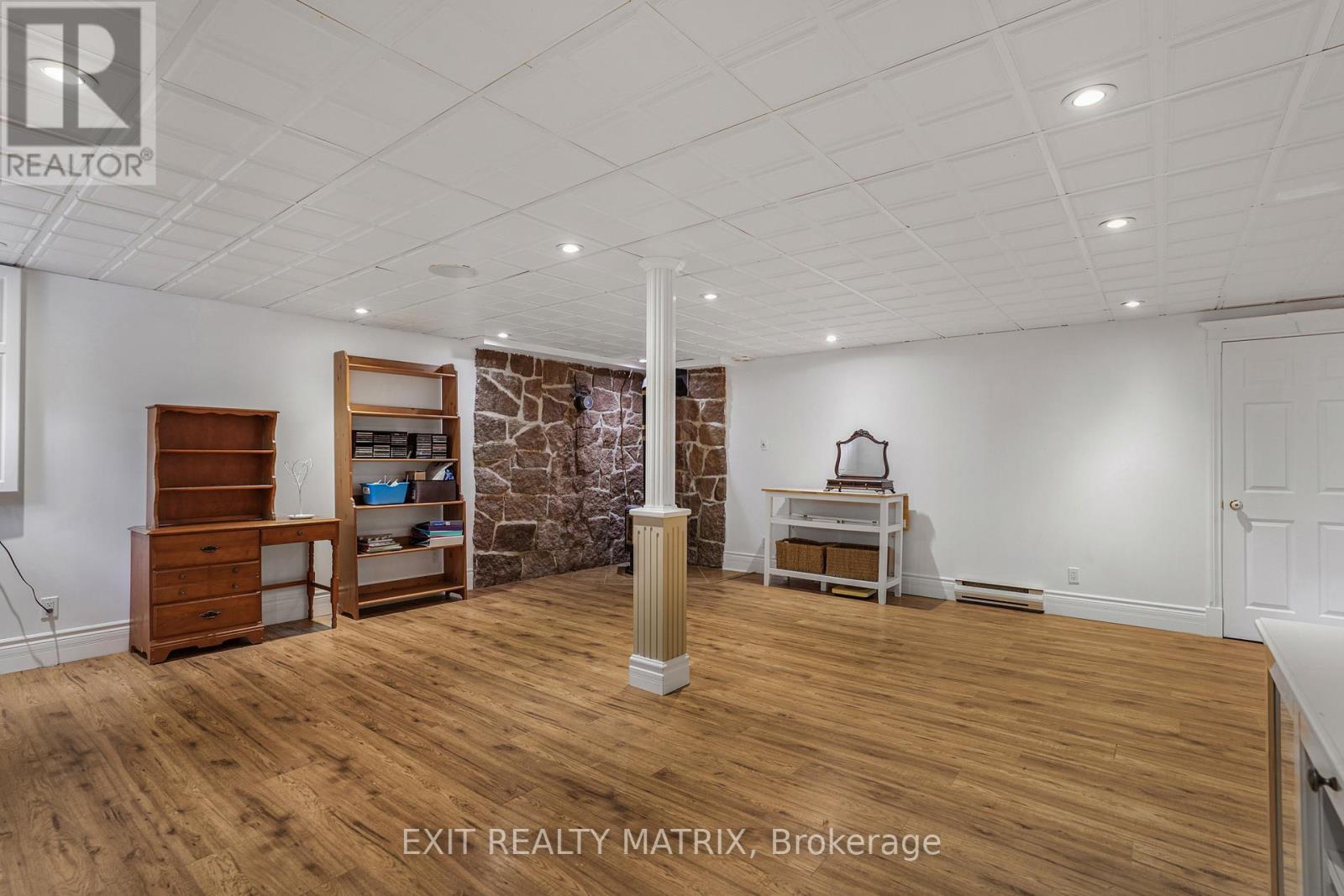 136 MARTEL CRESCENT - 22