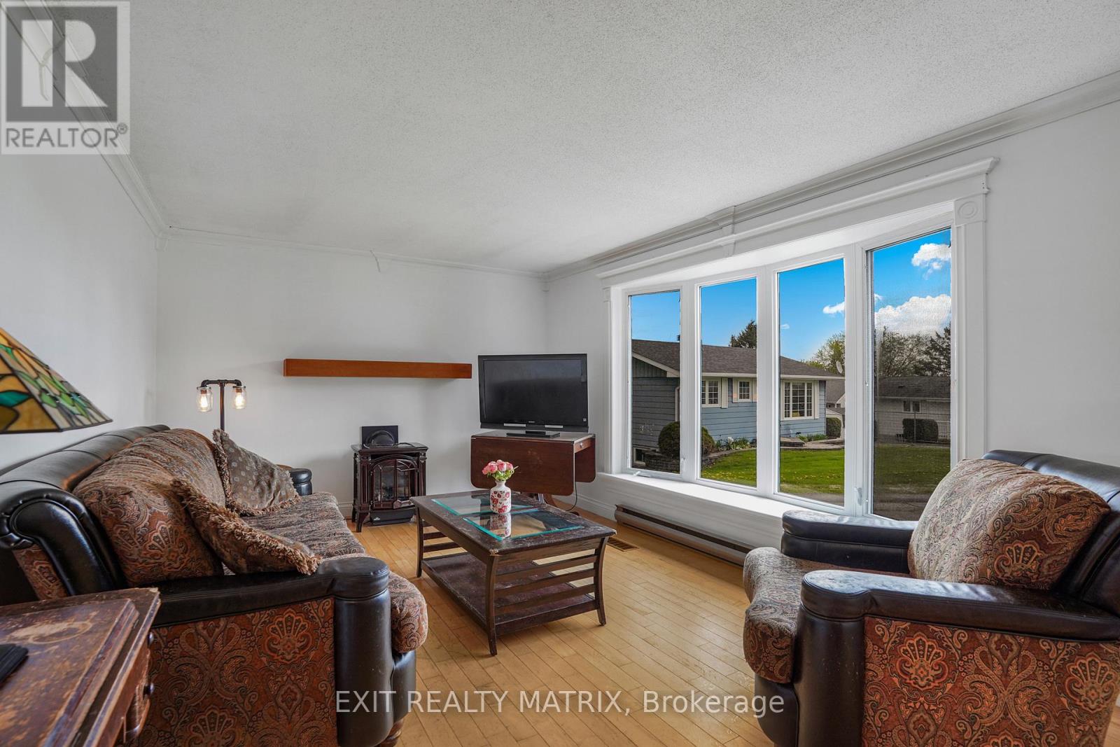 136 MARTEL CRESCENT - 4