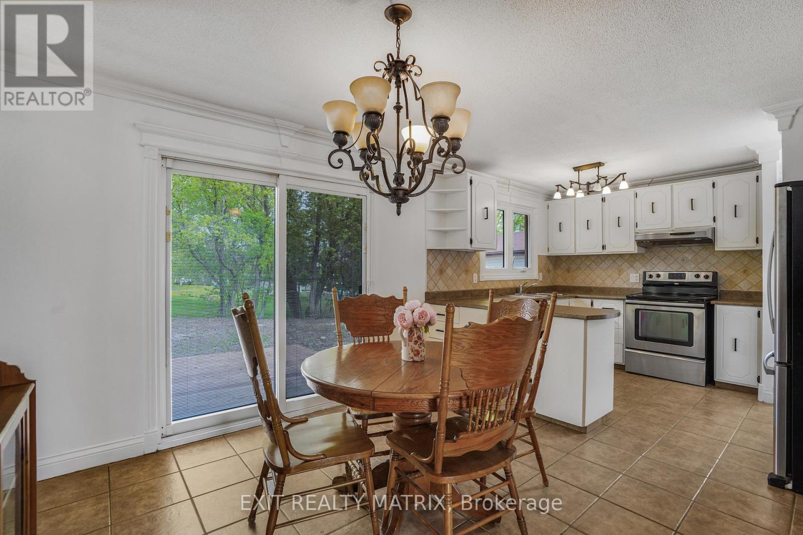 136 MARTEL CRESCENT - 8