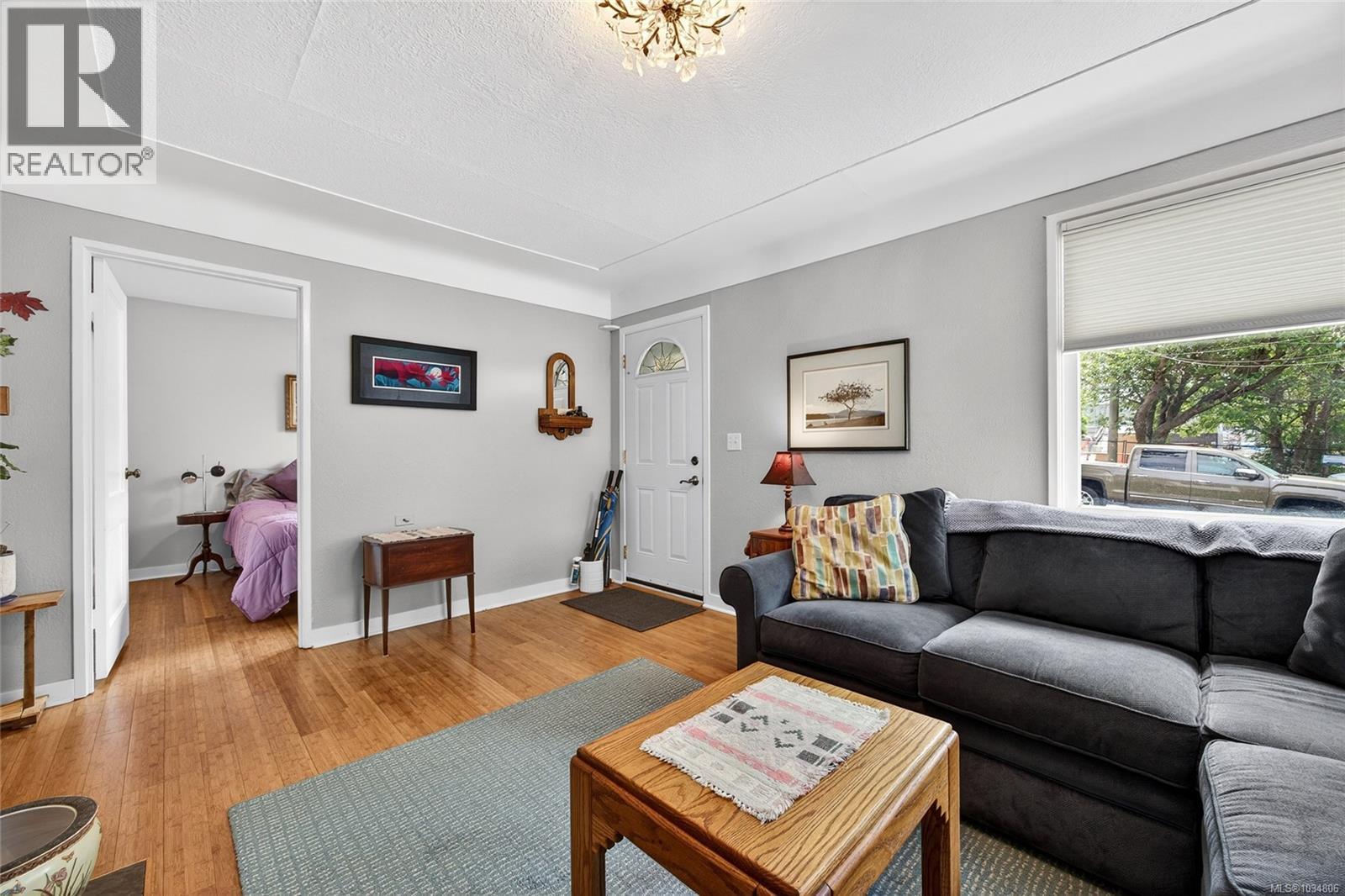 415 Dundas St - 4