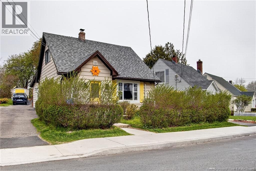 32 Montgomery Crescent - 2