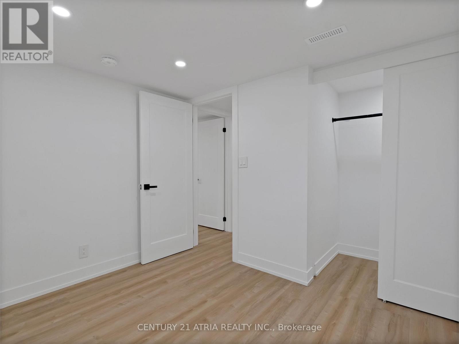 10 DUNROBIN DRIVE - 27