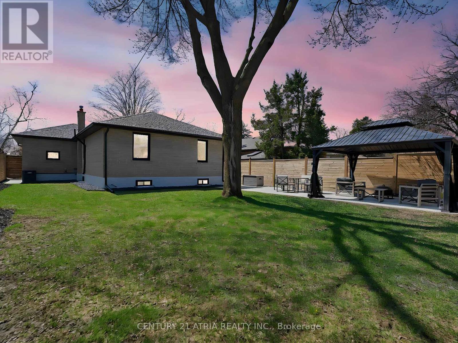 10 DUNROBIN DRIVE - 33