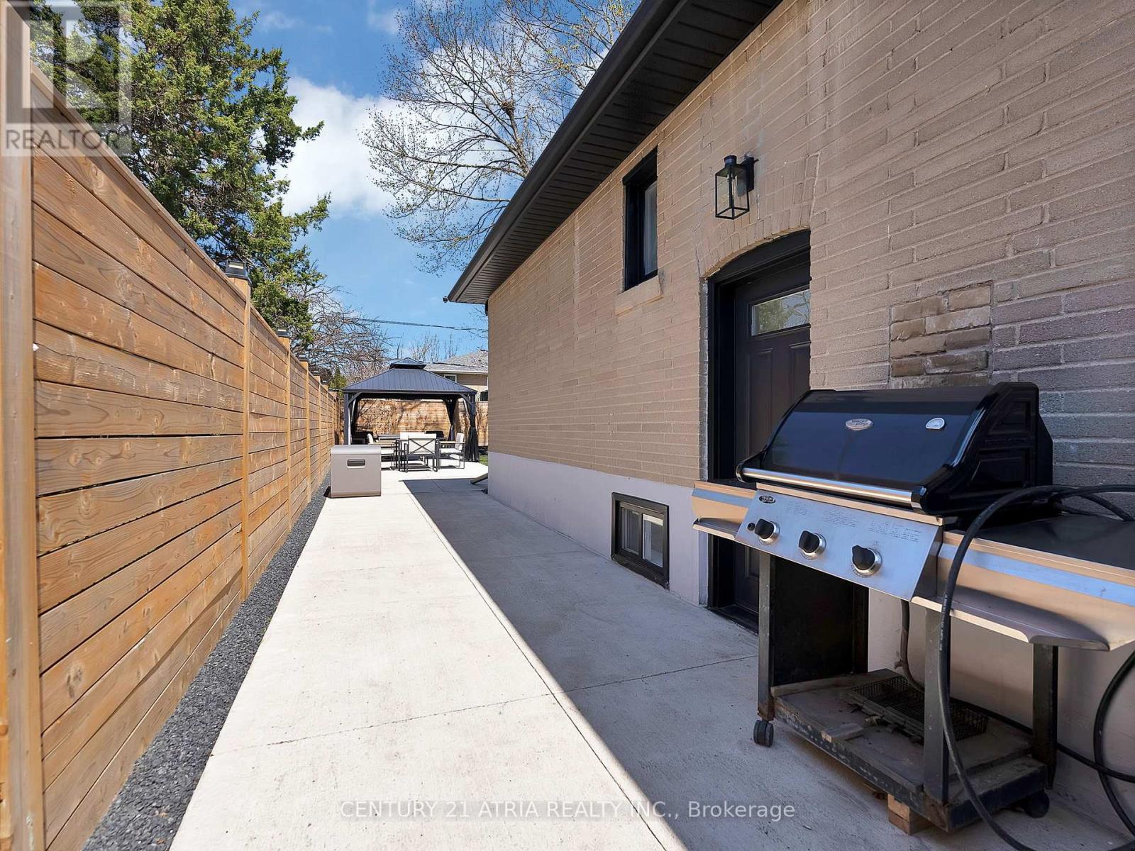 10 DUNROBIN DRIVE - 36
