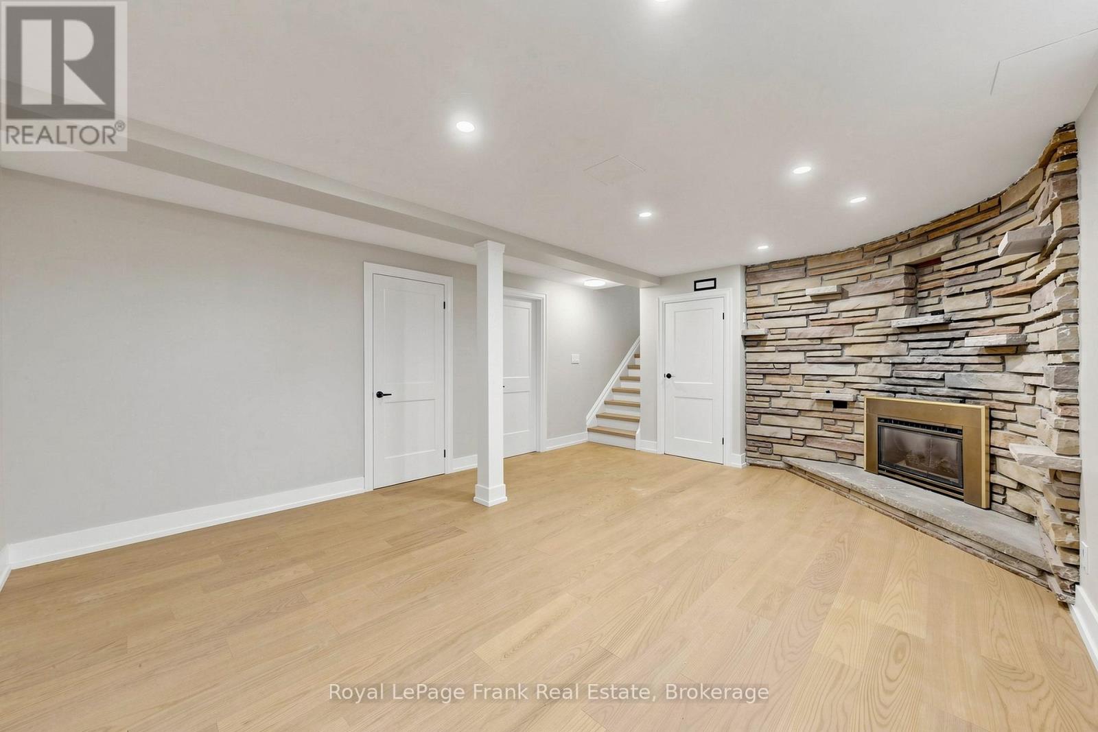 344 ROSSLAND ROAD E - 33