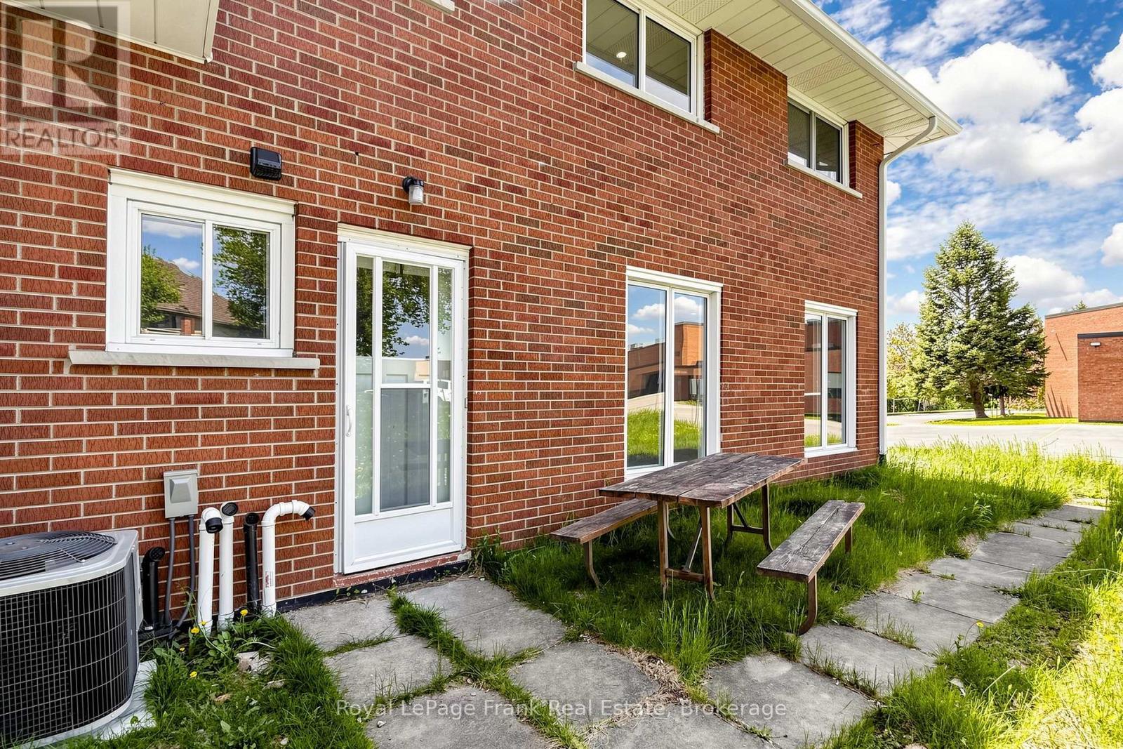 344 ROSSLAND ROAD E - 45