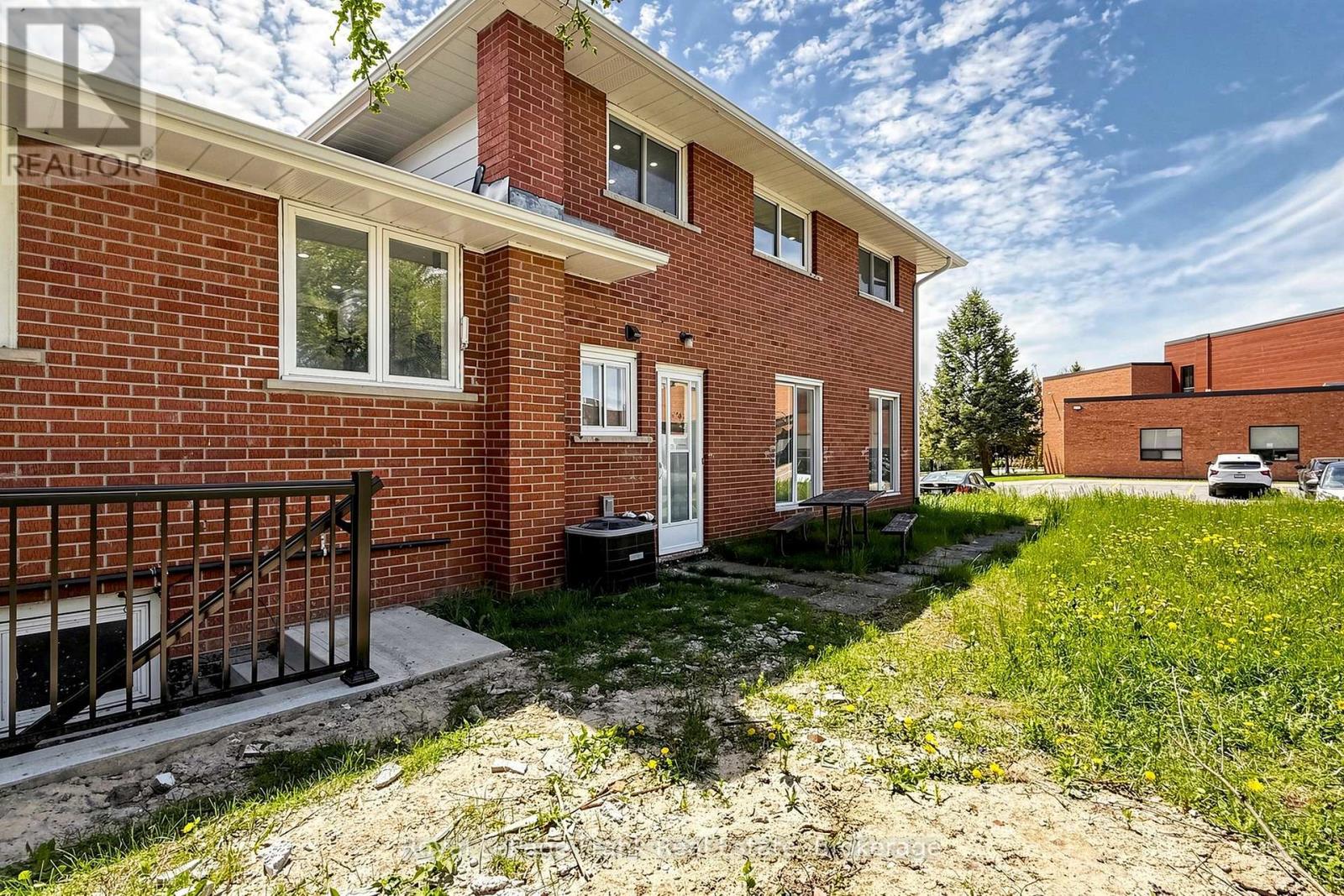344 ROSSLAND ROAD E - 46