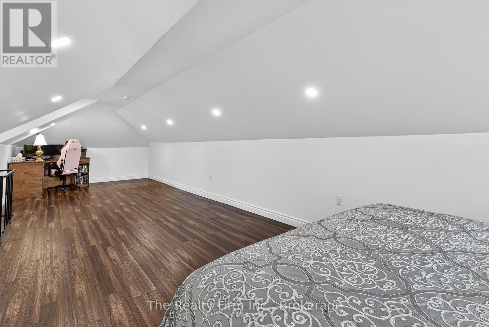 105 KING STREET E - 21