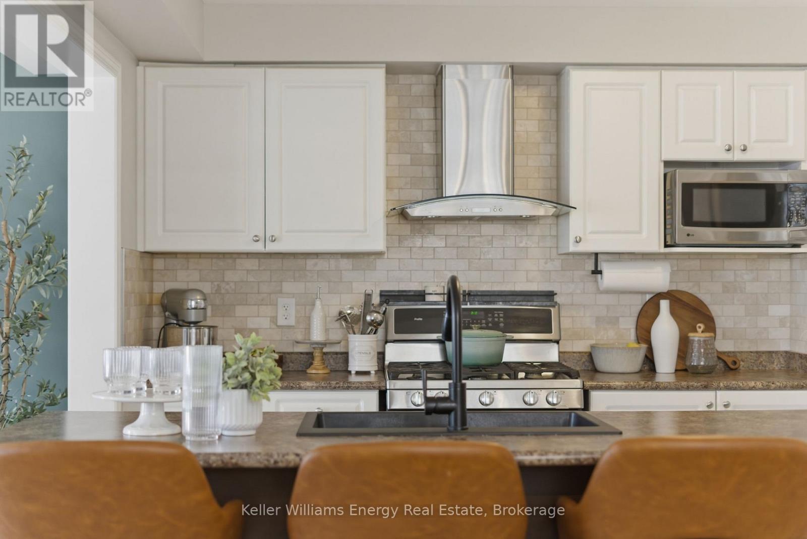 #15 1640 GRANDVIEW STREET N - 5