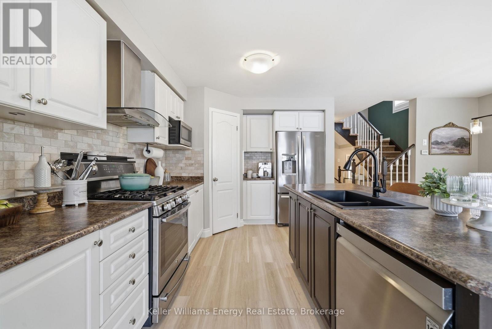 #15 1640 GRANDVIEW STREET N - 6
