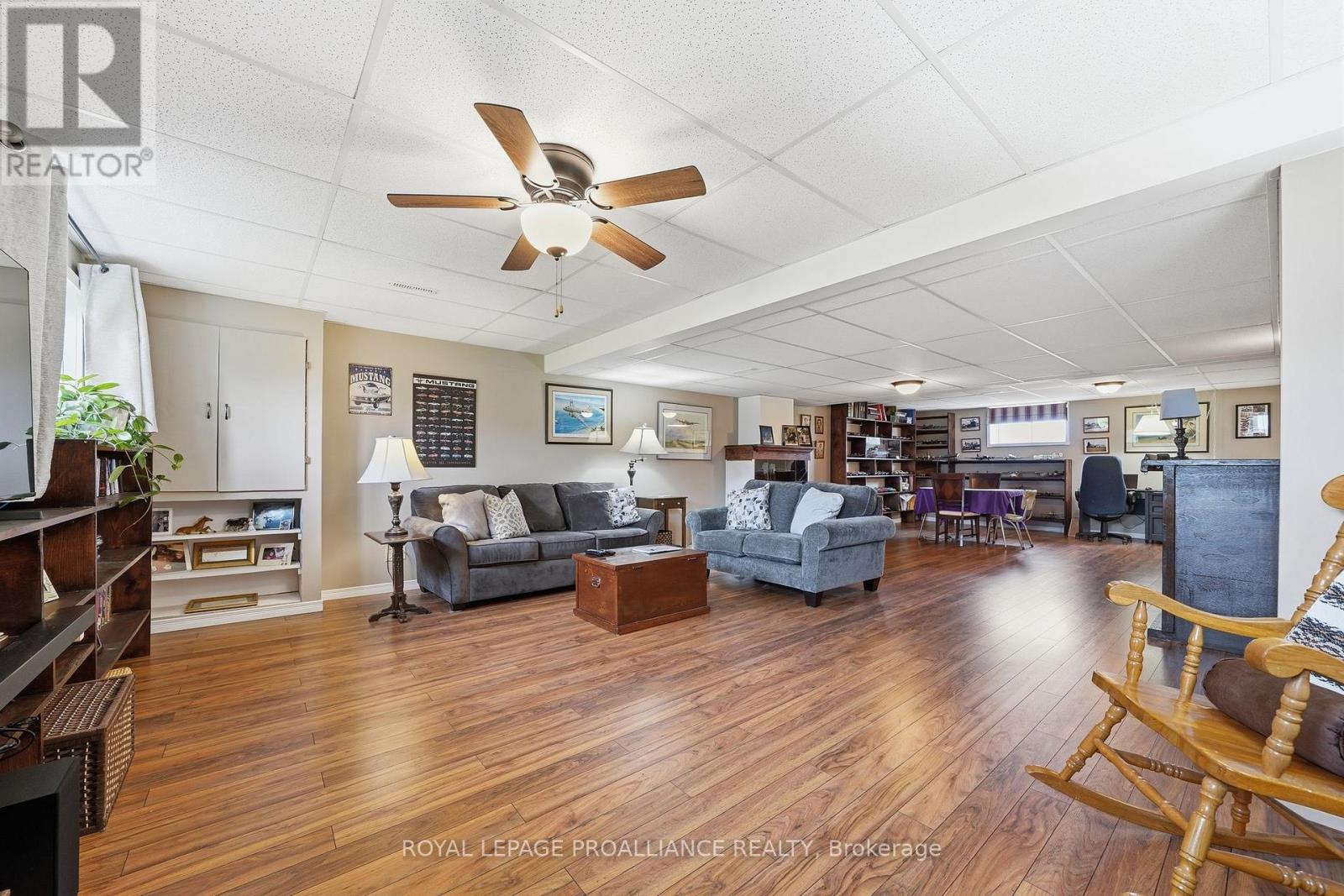 1489 AIRPORT PARKWAY - 32