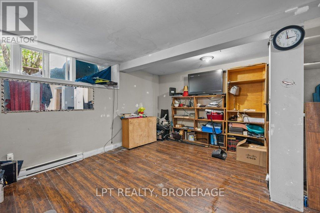 3 HOLLAND CRESCENT - 23