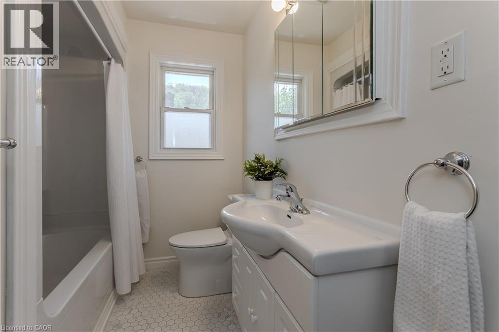 2 GLENBARR Road, St. Catharines, Ontario, L2T1Y1 — Photo 4