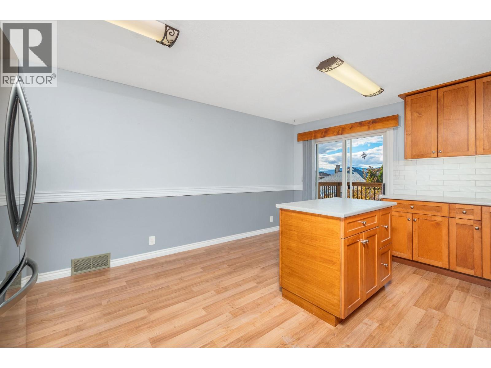 3302 24 Street - 12