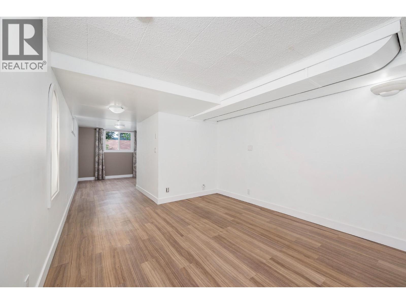 3302 24 Street - 34