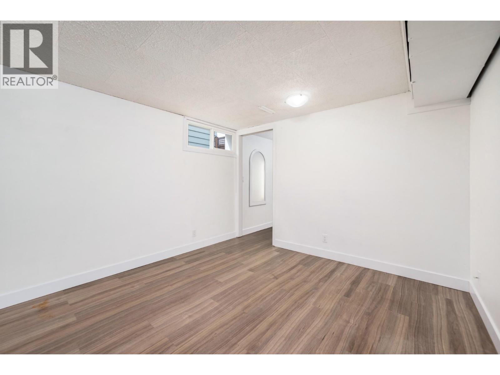 3302 24 Street - 35