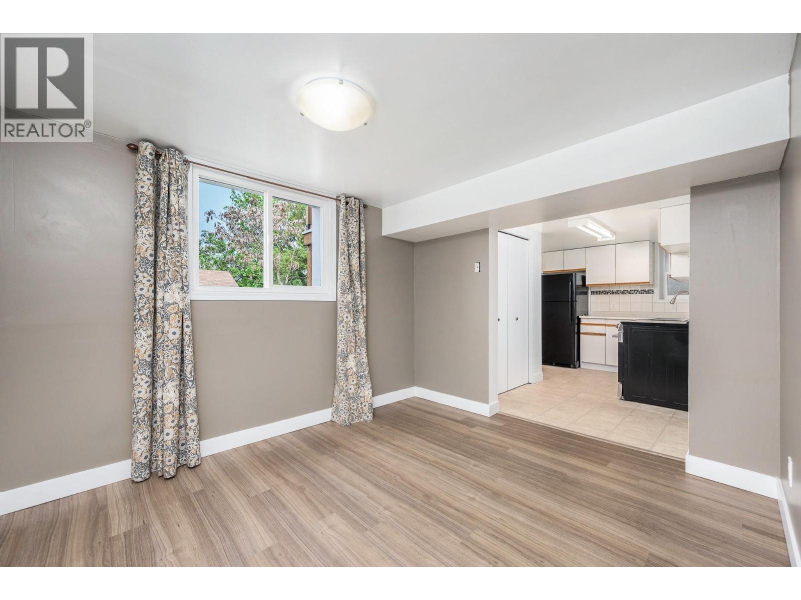 3302 24 Street - 32