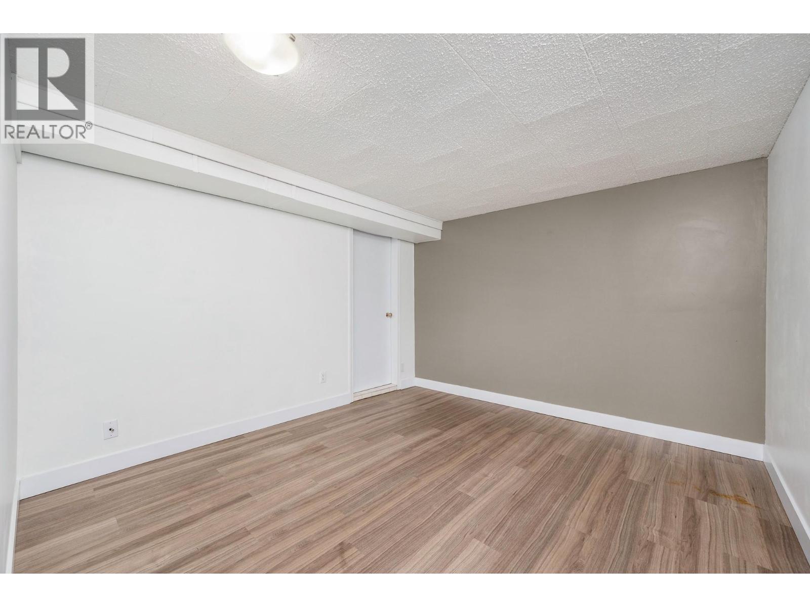 3302 24 Street - 36