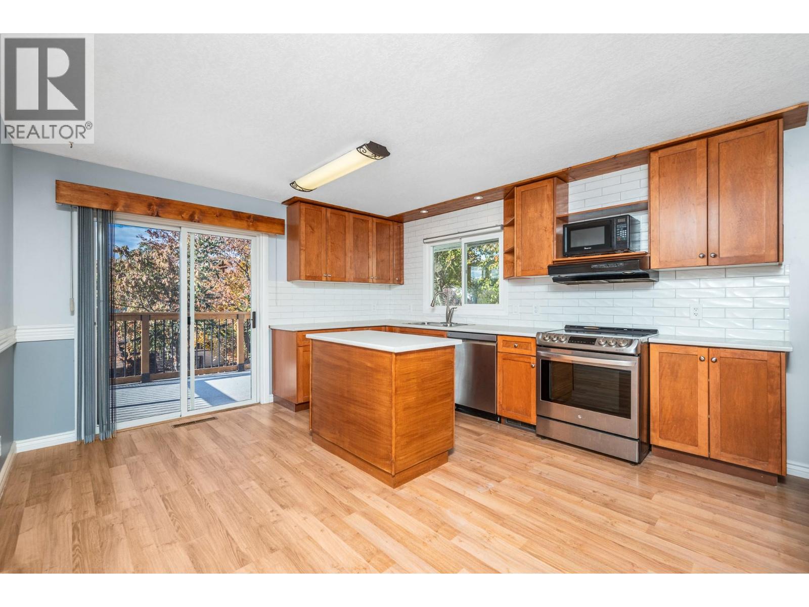 3302 24 Street - 8