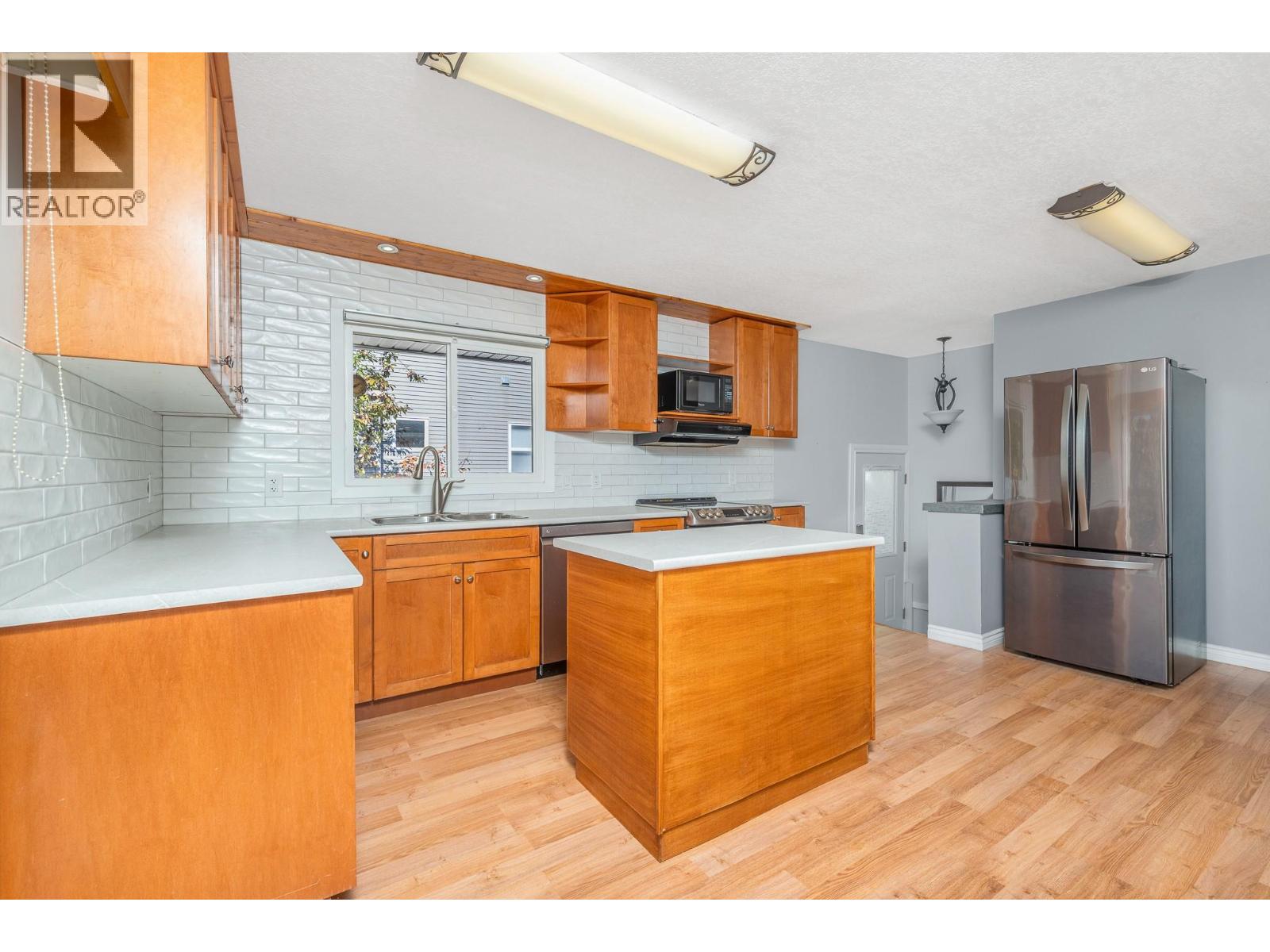 3302 24 Street - 11
