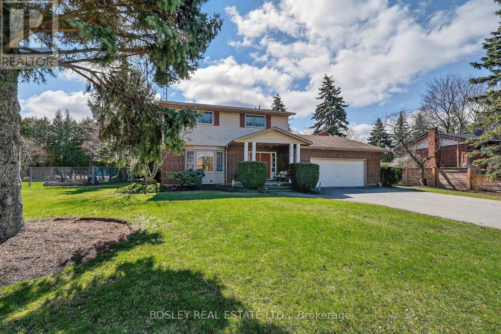 15 UPPER CANADA DRIVE - 1