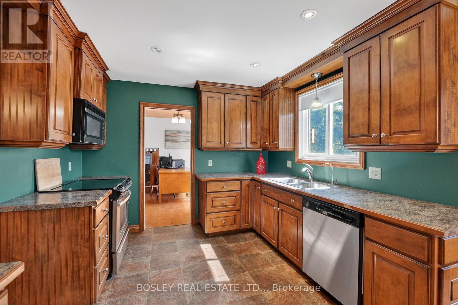 15 UPPER CANADA DRIVE - 14