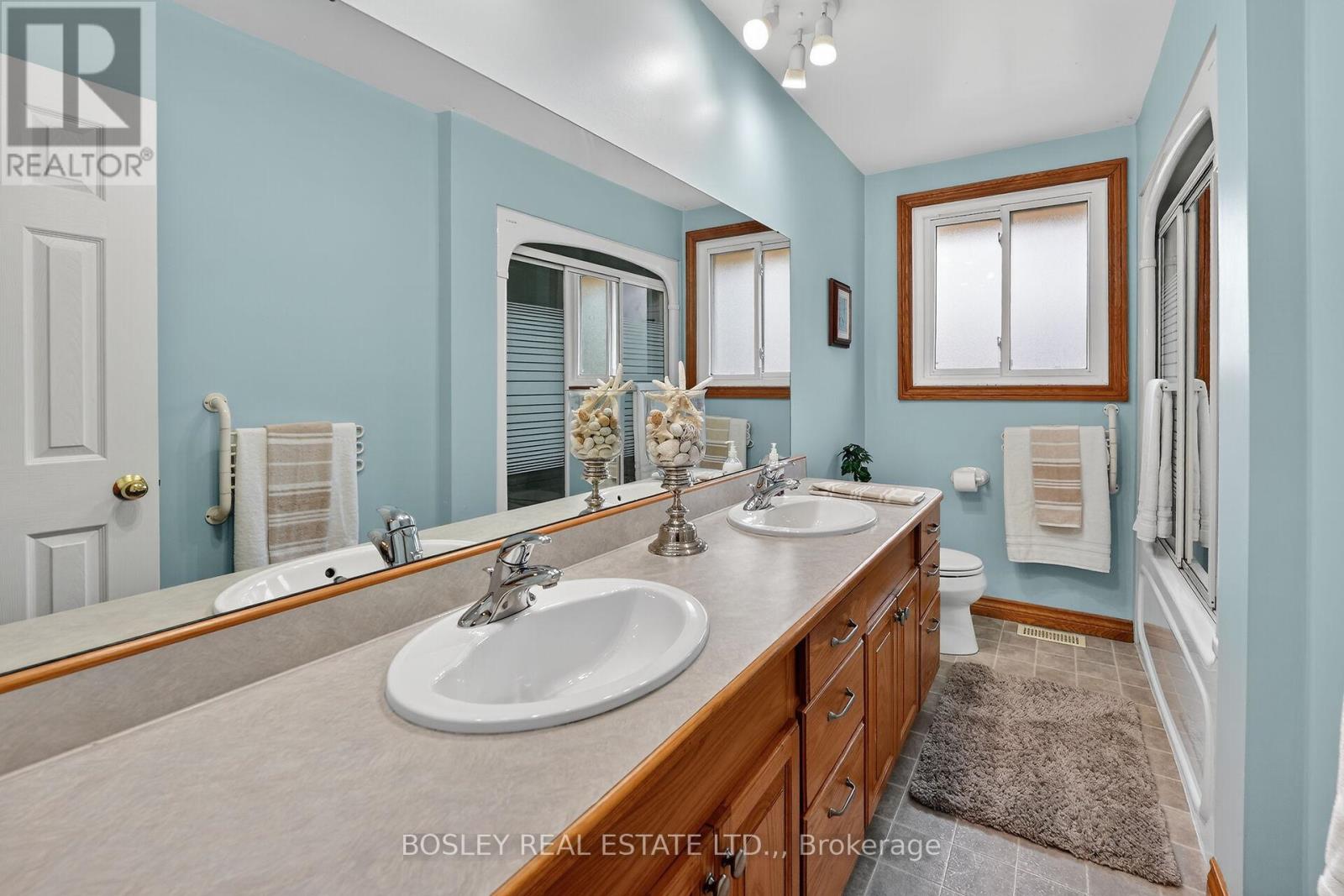 15 UPPER CANADA DRIVE - 28