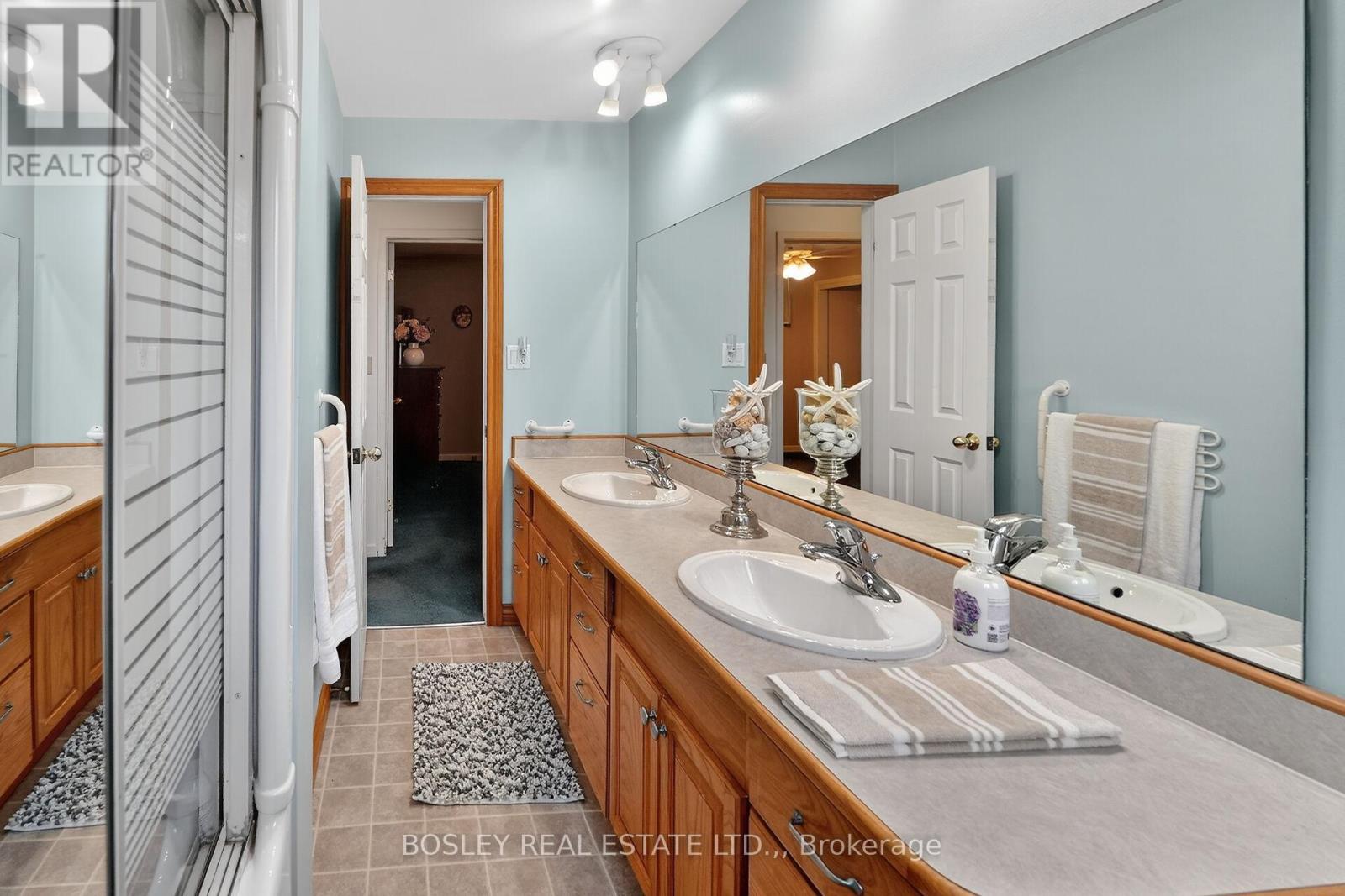 15 UPPER CANADA DRIVE - 29