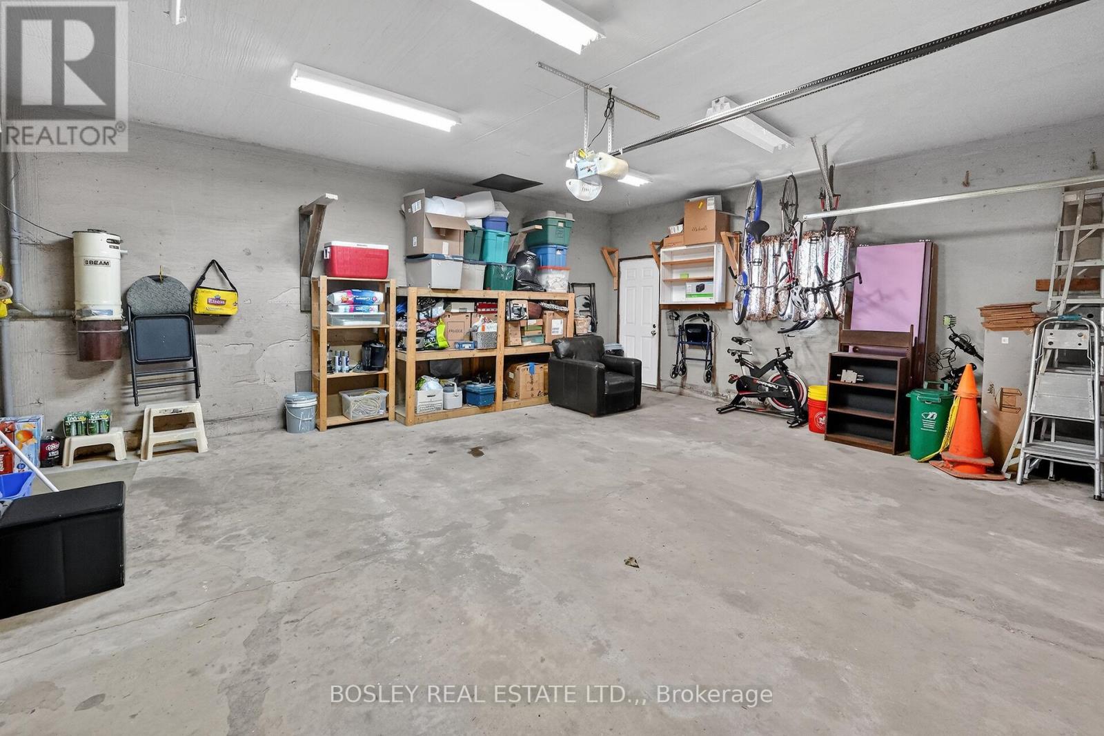 15 UPPER CANADA DRIVE - 34
